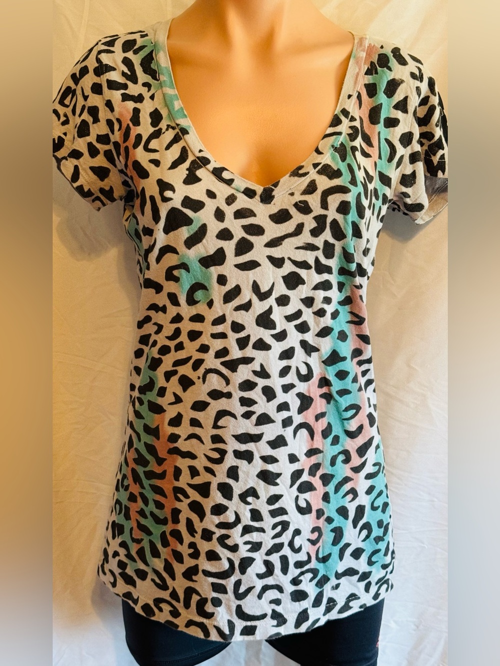 Vintage Y2K Pastel Leopard Animal Print V-Neck Fitted Tee